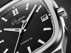 Glashütte Original Seventies Vintage Kollektion Vinyl Record Limited Edition Automatik Edelstahl 39x39mm schwarzes Zifferblatt Metallband und schwarzes Kautschukband – Herrenuhren Uhr mit Datum aus 750 Weißgold, Edelstahl und Kautschuk. Das Gehäuse ist quadratisch und silber. Das Edelstahlarmband ist silber. Das Zifferblatt ist ein Index in schwarz. – Ansicht 6