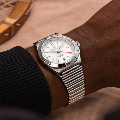 Breitling Chronomat Automatic GMT 40 Edelstahl weißes Zifferblatt Metallband – Herrenuhren Uhr mit Datum aus Edelstahl. Das Gehäuse ist rund und silber. Das Edelstahlarmband ist silber. Das Zifferblatt ist ein Index in weiß. – Ansicht 4