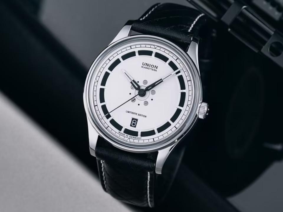 Union Glashütte Noramis Datum Deutschland Klassik 2025 Limitierte Edition Automatik Edelstahl 40mm Felgendesign Zifferblatt schwarzes Lederband – Herrenuhren Uhr mit Datum aus Edelstahl und Leder. Das Gehäuse ist rund und silber. Das Lederarmband ist schwarz. Das Zifferblatt ist ohne Zeichen und schwarz. – Ansicht 4