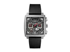 TAG Heuer Monaco Chronograph Automatik Titan 39mm skelettiertes Zifferblatt schwarzes Kautschuk-Lederband – Herrenuhren Chronograph aus Titan. Das Gehäuse ist quadratisch und silber. Das Kautschuk / Kunststoff / Silikon Armband ist schwarz. Das Zifferblatt ist ein Index in schwarz.