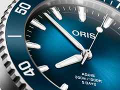 Oris Aquis Date Calibre 400 Automatik Edelstahl 43,5mm blaues Zifferblatt blaues Kautschukband – Herrenuhren Uhr mit Datum aus Edelstahl, Kautschuk und Keramik. Das Gehäuse ist rund und silber. Das Kautschuk / Kunststoff / Silikon Armband ist blau. Das Zifferblatt ist ein Index in blau. – Ansicht 2