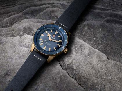 Rado Captain Cook Bronze blau Lederband – Herrenuhren Uhr mit Datum aus Bronze und Keramik. Das Gehäuse ist rund und roségold. Das Lederarmband ist blau. Das Zifferblatt ist ein Index in blau. – Ansicht 3