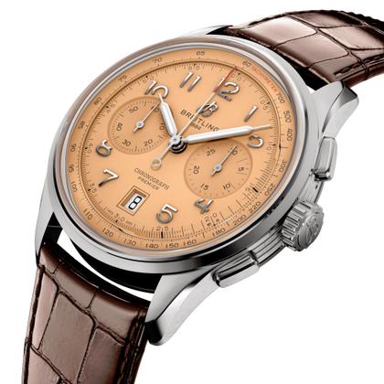 Breitling Premier B01 Chronograph 42 Automatik Edelstahl lachsfarbenes Zifferblatt braunes Lederband – Herrenuhren Chronograph aus Edelstahl und Leder. Das Gehäuse ist rund und silber. Das Lederarmband Kroko / Alligator ist braun. Das Zifferblatt ist arabisch und orange. – Ansicht 2