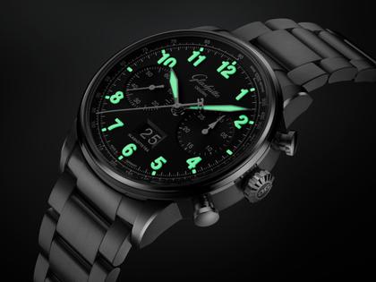 Glashütte Original Senator Chronograph Navigator Automatik Edelstahl 41mm schwarzes Zifferblatt Metallband – Herrenuhren Chronograph aus Edelstahl. Das Gehäuse ist rund und silber. Das Edelstahlarmband ist silber. Das Zifferblatt ist arabisch und schwarz. – Ansicht 6