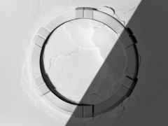 Maurice Lacroix AIKON-IC Automatik Edelstahl 43mm Carbon-Zifferblatt schwarzes Kautschukband – Herrenuhren Uhr mit Datum aus Carbon, Edelstahl, Kautschuk, Keramik und Leder. Das Gehäuse ist rund und silber. Das Kautschuk / Kunststoff / Silikon Armband ist schwarz. Das Zifferblatt ist ein Index in schwarz. – Ansicht 5
