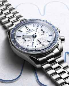 Omega Speedmaster 38 Chronograph Automatik Milano Cortina 2026 Edelstahl 38mm weißes Zifferblatt Metallband – Herrenuhren Chronograph aus Edelstahl und Keramik. Das Gehäuse ist rund und silber. Das Edelstahlarmband ist silber. Das Zifferblatt ist ein Index in weiß. – Ansicht 5