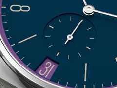 Nomos Glashütte Tangente 38 Datum "175 Years Watchmaking - Nachtgesang" Handaufzug Edelstahl blaues Zifferblatt graues Textilband Glasboden – Herrenuhren Uhr mit Datum aus Edelstahl. Das Gehäuse ist rund und silber. Das Textilarmband ist grau. Das Zifferblatt ist arabisch Index und blau. – Ansicht 6