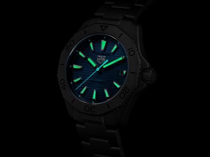 TAG Heuer Aquaracer Professional 200 Solargraph Titan 40mm blaues Zifferblatt Metallband – Herrenuhren Uhr mit Datum aus Titan. Das Gehäuse ist rund und grau. Das Titanarmband ist grau. Das Zifferblatt ist ein Index in blau. – Ansicht 5