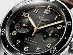 Longines Spirit Flyback Chronograph Automatik Edelstahl 42mm schwarzes Zifferblatt braunes Lederband – Herrenuhren Chronograph aus Edelstahl und Keramik. Das Gehäuse ist rund und silber. Das Lederarmband ist braun. Das Zifferblatt ist arabisch Index und schwarz. – Ansicht 2