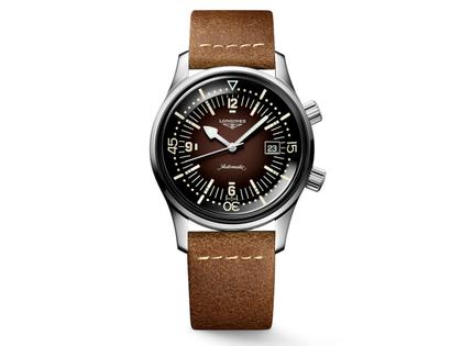 Longines Legend Diver Automatik Edelstahl 42mm braunes Zifferblatt braunes Lederband – Herrenuhren Uhr mit Datum aus Edelstahl. Das Gehäuse ist rund und silber. Das Lederarmband ist braun. Das Zifferblatt ist arabisch Index und braun.