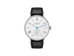 Nomos Glashütte Ludwig neomatik 41 Datum Automatik Edelstahl weißes Zifferblatt schwarzes Lederband – Herrenuhren Uhr mit Datum aus Edelstahl. Das Gehäuse ist rund und silber. Das Lederarmband ist schwarz. Das Zifferblatt ist arabisch Index und weiß.