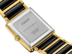 Rado Integral Quarz Edelstahl Gelbgold-PVD 28,5 x 31,5mm schwarzes Zifferblatt mit Brillanten Metallband – Damenuhren Uhr mit Datum aus Edelstahl, Keramik und PVD beschichtet. Das Gehäuse ist rechteckig und gelbgold. Das Edelstahlarmband ist schwarz. Das Zifferblatt ist ein Index in schwarz. – Ansicht 4