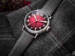 H. Moser & Cie. Heritage Dual Time Burgundy Fumé Automatik Edelstahl 42mm rotes Zifferblatt graues Lederband – Herrenuhren Uhr ohne Datum aus Edelstahl. Das Gehäuse ist rund und silber. Das Lederarmband ist grau. Das Zifferblatt ist arabisch und rot. – Ansicht 6