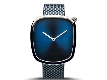 Bering 18040 Edelstahl Herrenuhr blaues Zifferblatt blaues Edelstahlband – Herrenuhren Uhr ohne Datum aus Edelstahl. Das Gehäuse ist rund und silber. Das Edelstahlarmband ist blau. Das Zifferblatt ist ohne Zeichen und blau.