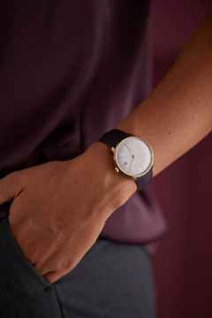 Junghans Meister fein Kleine Automatic Edelstahl PVD-Gelbgold 35mm rosa Zifferblatt auberginefarbenes Lederband – Damenuhren Uhr mit Datum aus Edelstahl und PVD beschichtet. Das Gehäuse ist rund und gelbgold. Das Lederarmband ist lila. Das Zifferblatt ist ein Index in rosa. – Ansicht 3