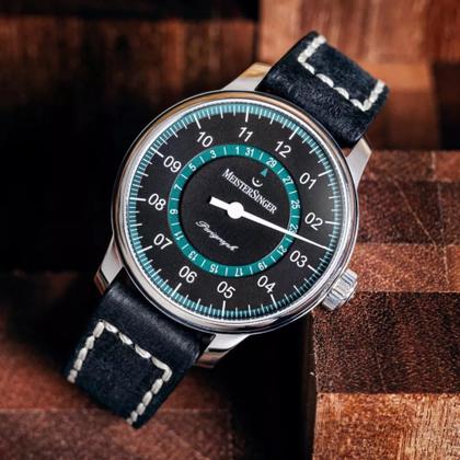 MeisterSinger Perigraph Edelstahl schwarzes Zifferblatt petrolfarbenes Datum schwarzes Lederband – Herrenuhren Uhr mit Datum aus Edelstahl. Das Gehäuse ist rund und silber. Das Lederarmband ist schwarz. Das Zifferblatt ist arabisch und schwarz. – Ansicht 4