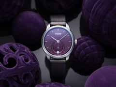Union Glashütte 1893 Johannes Dürrstein Edition Kleine Sekunde Automatik Edelstahl 34mm violettes Zifferblatt graues Lederband – Damenuhren Uhr mit Datum aus Edelstahl und Leder. Das Gehäuse ist rund und silber. Das Lederarmband ist grau. Das Zifferblatt ist ein Index in lila. – Ansicht 3