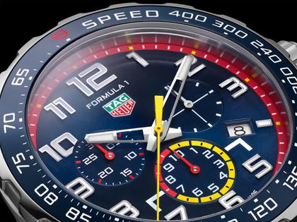 TAG Heuer Formula 1 Chronograph x Red Bull Racing Quarz Edelstahl blaues ZIfferblatt Metallband – Herrenuhren Chronograph aus Edelstahl. Das Gehäuse ist rund und silber. Das Edelstahlarmband ist silber. Das Zifferblatt ist ein Index in blau. – Ansicht 4
