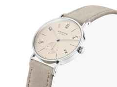 Nomos Glashütte Tangente 33 Champagner Handaufzug Edelstahl 33mm beiges Zifferblatt beiges Lederband Glasboden – Damenuhren Uhr ohne Datum aus Edelstahl. Das Gehäuse ist rund und silber. Das Lederarmband ist beige. Das Zifferblatt ist arabisch Index und beige. – Ansicht 3