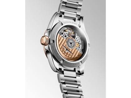 Longines Conquest Automatik Edelstahl 34mm silberfarbenes Zifferblatt Metallband – Damenuhren Uhr mit Datum aus 750 Rotgold und Edelstahl. Das Gehäuse ist rund und silber. Das Edelstahlarmband ist silber. Das Zifferblatt ist ein Index in silber. – Ansicht 3