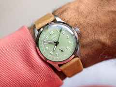 Oris Big Crown Pointer Date Calibre 403 Automatik Edelstahl 40mm grünes Zifferblatt braunes Lederband – Herrenuhren Uhr mit Datum aus Edelstahl und Leder. Das Gehäuse ist rund und silber. Das Lederarmband ist braun. Das Zifferblatt ist arabisch und grün. – Ansicht 5