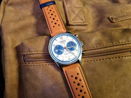 Union Glashütte Noramis Chronograph Sachsen Classic 2024 Limited Edition Automatik Edelstahl 42mm beiges Zifferblatt blaues Lederband – Herrenuhren Chronograph aus Edelstahl und Leder. Das Gehäuse ist rund und silber. Das Lederarmband ist blau. Das Zifferblatt ist arabisch Index und beige. – Ansicht 12