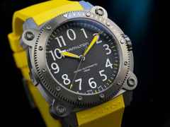 Hamilton Khaki Navy BeLOWZERO Auto Titanium 46mm schwarzes Zifferblatt gelbes Kautschukband – Herrenuhren Uhr ohne Datum aus Kautschuk und Titan. Das Gehäuse ist rund und grau. Das Kautschuk / Kunststoff / Silikon Armband ist gelb. Das Zifferblatt ist arabisch und schwarz. – Ansicht 6