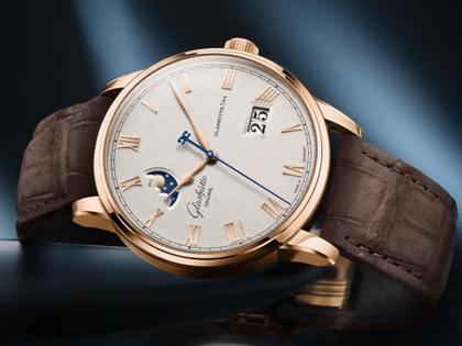 Glashütte Original Senator Excellence Panoramadatum Mondphase Automatik Rotgold 40mm silbernes Zifferblatt braunes Lederband – Herrenuhren Uhr mit Datum aus 750 Rotgold. Das Gehäuse ist rund und roségold. Das Lederarmband Kroko / Alligator ist braun. Das Zifferblatt ist römisch und silber. – Ansicht 5