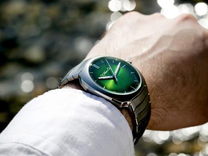 H. Moser & Cie. Streamliner Centre Seconds Matrix Green Automatic Edelstahl 40mm grünes Zifferblatt Metallband – Herrenuhren Uhr ohne Datum aus Edelstahl. Das Gehäuse ist rund und silber. Das Edelstahlarmband ist silber. Das Zifferblatt ist ein Index in grün. – Ansicht 5