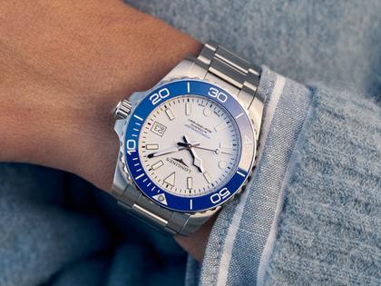 Longines HydroConquest Sylt Edition 2026 Automatik Edelstahl 39mm weißes Zifferblatt Metallband – Herrenuhren Uhr mit Datum aus Edelstahl und Keramik. Das Gehäuse ist rund und silber. Das Edelstahlarmband ist silber. Das Zifferblatt ist ein Index in weiß. – Ansicht 15