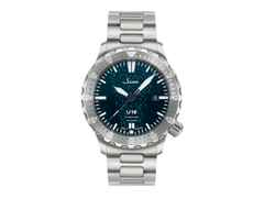 Sinn Spezialuhren U18 Taucheruhr Limited Edition Automatik Edelstahl 44mm blau-grünes Zifferblatt Metallband – Herrenuhren Uhr mit Datum aus Edelstahl. Das Gehäuse ist rund und grau. Das Edelstahlarmband ist grau. Das Zifferblatt ist ein Index in blau.