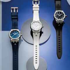 Maurice Lacroix Aikon Quartz Edelstahl 35mm blaues Zifferblatt blaues Kautschukband – Damenuhren Uhr mit Datum aus Edelstahl, Kautschuk, PVD beschichtet und vergoldet. Das Gehäuse ist rund und silber. Das Kautschuk / Kunststoff / Silikon Armband ist blau. Das Zifferblatt ist ein Index in blau. – Ansicht 4