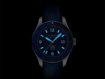 Montblanc 1858 Iced Sea Automatic Date blau Kautschukband – Herrenuhren Uhr mit Datum aus Edelstahl und Keramik. Das Gehäuse ist rund und silber. Das Kautschuk / Kunststoff / Silikon Armband ist blau. Das Zifferblatt ist arabisch Index und blau. – Ansicht 3