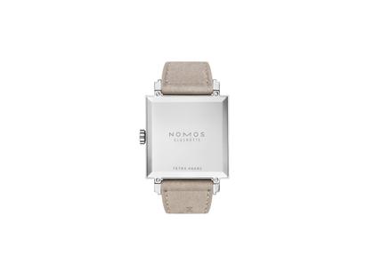 Nomos Glashütte Tetra Origins Terra Handaufzug Edelstahl 29,5mm rotes Zifferblatt graues Lederband Stahlboden – Damenuhren Uhr ohne Datum aus Edelstahl und Leder. Das Gehäuse ist quadratisch und silber. Das Lederarmband ist grau. Das Zifferblatt ist arabisch Index und rot. – Ansicht 2