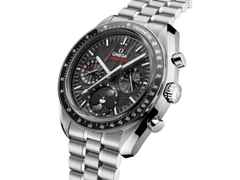 Omega Speedmaster Mondphase Chronograph Handaufzug Edelstahl 43mm graues Zifferblatt Metallband – Herrenuhren Chronograph aus Edelstahl und Titan. Das Gehäuse ist rund und silber. Das Edelstahlarmband ist silber. Das Zifferblatt ist ein Index in grau. – Ansicht 2