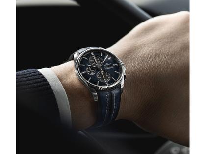 Junghans Meister S Chronoscope Automatik Edelstahl 45mm blaues Zifferblatt blaues Kautschukband – Herrenuhren Chronograph aus Edelstahl, Kautschuk und Leder. Das Gehäuse ist rund und silber. Das Kautschuk / Kunststoff / Silikon Armband ist schwarz. Das Zifferblatt ist ein Index in blau. – Ansicht 3
