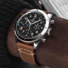 Breitling Super AVI B04 Chronograph GMT 46 P-51 Mustang Automatik Edelstahl schwarzes Zifferblatt braunes Lederband – Herrenuhren Chronograph aus Edelstahl. Das Gehäuse ist rund und silber. Das Lederarmband ist braun. Das Zifferblatt ist arabisch und schwarz. – Ansicht 5