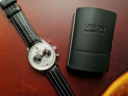 Union Glashütte Noramis Chronograph Sachsen Classic 2025 Limited Edition Automatik Edelstahl 42mm silberfarbenes Zifferblatt schwarzes Lederband – Herrenuhren Chronograph aus Edelstahl und Leder. Das Gehäuse ist rund und silber. Das Lederarmband ist schwarz. Das Zifferblatt ist arabisch Index und silber. – Ansicht 15