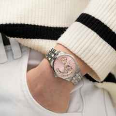 Hamilton Jazzmaster Open Heart Lady Automatik Edelstahl 36mm rosa Zifferblatt Metallband – Damenuhren Uhr ohne Datum aus Edelstahl. Das Gehäuse ist rund und silber. Das Edelstahlarmband ist silber. Das Zifferblatt ist ein Index in rosa. – Ansicht 4