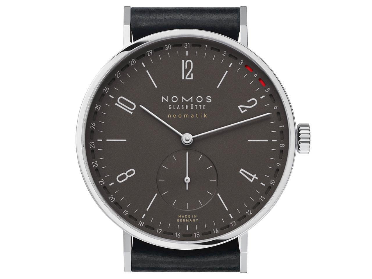 Nomos Glashütte Tangente 41 neomatik Update Ruthenium Automatik Edelstahl 40mm schwarzes Zifferblatt schwarzes Lederband – Herrenuhren Uhr mit Datum aus Edelstahl. Das Gehäuse ist rund und silber. Das Lederarmband ist schwarz. Das Zifferblatt ist arabisch Index und grau. – Ansicht 2