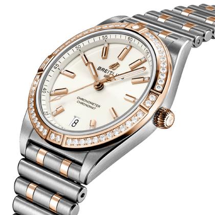 Breitling Chronomat Automatic 36 Edelstahl weißes Zifferblatt mit Brillanten zweifarbiges Metallband – Damenuhren Uhr mit Datum aus Edelstahl. Das Gehäuse ist rund und silber-roségold. Das Edelstahlarmband mit Gold ist silber-roségold. Das Zifferblatt ist ein Index in weiß. – Ansicht 3
