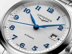 Longines Master Collection Automatik Edelstahl 39mm silbernes Zifferblatt Metallband – Herrenuhren Uhr mit Datum aus Edelstahl. Das Gehäuse ist rund und silber. Das Edelstahlarmband ist silber. Das Zifferblatt ist arabisch und silber. – Ansicht 2