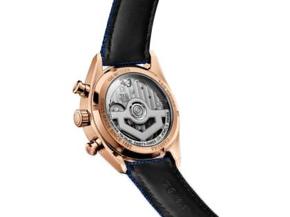 TAG Heuer Carrera Chronograph Skipper Automatik Rotgold 39mm blaues Zifferblatt blaues Textilband – Herrenuhren Chronograph aus 750 Rotgold. Das Gehäuse ist rund und silber. Das Textilarmband ist blau. Das Zifferblatt ist ein Index in blau. – Ansicht 3