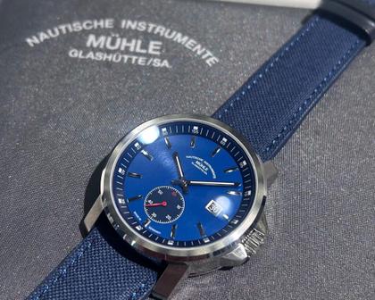 Mühle Glashütte 29er Big Kleine Sekunde Automatik Edelstahl 42,4mm blaues Zifferblatt blaues Textilband – Herrenuhren Uhr mit Datum aus Edelstahl. Das Gehäuse ist rund und silber. Das Textilarmband ist blau. Das Zifferblatt ist ein Index in blau. – Ansicht 4