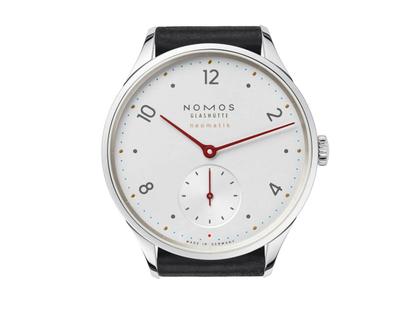 Nomos Glashütte Minimatik neomatik 35 Automatik Edelstahl 35mm weißes Zifferblatt schwarzes Lederband – Damenuhren Uhr ohne Datum aus Edelstahl und Leder. Das Gehäuse ist rund und silber. Das Lederarmband ist schwarz. Das Zifferblatt ist arabisch Index und silber. – Ansicht 2