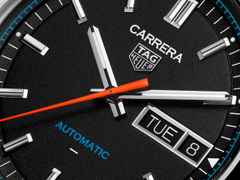 TAG Heuer Carrera Day-Date Automatik Edelstahl 41mm schwarzes Zifferblatt schwarzes Lederband – Herrenuhren Uhr mit Datum aus Edelstahl und Leder. Das Gehäuse ist rund und silber. Das Lederarmband ist schwarz. Das Zifferblatt ist ein Index in schwarz. – Ansicht 4