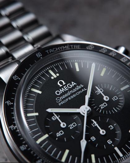 Omega Speedmaster Moonwatch Professional Chronograph Handaufzug Edelstahl 42mm schwarzes Zifferblatt Metallband – Herrenuhren Chronograph aus Edelstahl und eloxiertes Aluminium. Das Gehäuse ist rund und silber. Das Edelstahlarmband ist silber. Das Zifferblatt ist ein Index in schwarz. – Ansicht 4