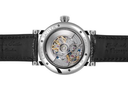Erwin Sattler Classica Lunaris Automatik Edelstahl 44mm silbernes Zifferblatt schwarzes Lederband – Herrenuhren Uhr ohne Datum aus Edelstahl. Das Gehäuse ist rund und silber. Das Lederarmband ist schwarz. Das Zifferblatt ist ein Index in silber. – Ansicht 4