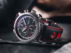 Mühle Glashütte Teutonia Sport I Chronograph Automatik Edelstahl 42mm schwarzes Zifferblatt schwarzes Lederband – Herrenuhren Chronograph aus Edelstahl, Kautschuk und Leder. Das Gehäuse ist rund und silber. Das Lederarmband ist schwarz. Das Zifferblatt ist ein Index in schwarz. – Ansicht 4