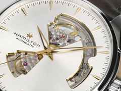 Hamilton Jazzmaster Open Heart Automatik Edelstahl 40mm silbernes Zifferblatt braunes Lederband – Herrenuhren Uhr ohne Datum aus Edelstahl und Leder. Das Gehäuse ist rund und silber. Das Lederarmband ist braun. Das Zifferblatt ist ein Index in silber. – Ansicht 4